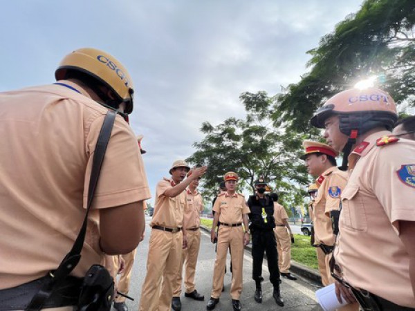 Theo chân các tổ tuần tra Công an TPHCM, xử lý vi phạm giao thông trên Quốc lộ 1