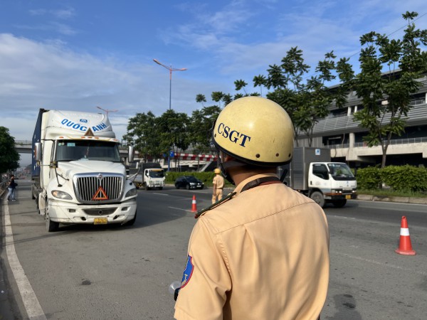 Theo chân các tổ tuần tra Công an TPHCM, xử lý vi phạm giao thông trên Quốc lộ 1