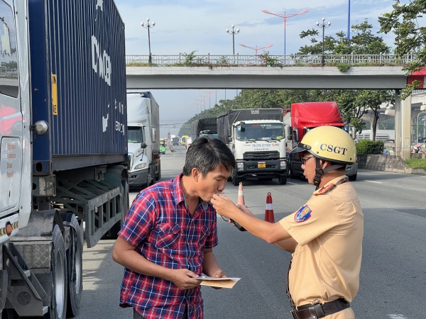 Theo chân các tổ tuần tra Công an TPHCM, xử lý vi phạm giao thông trên Quốc lộ 1