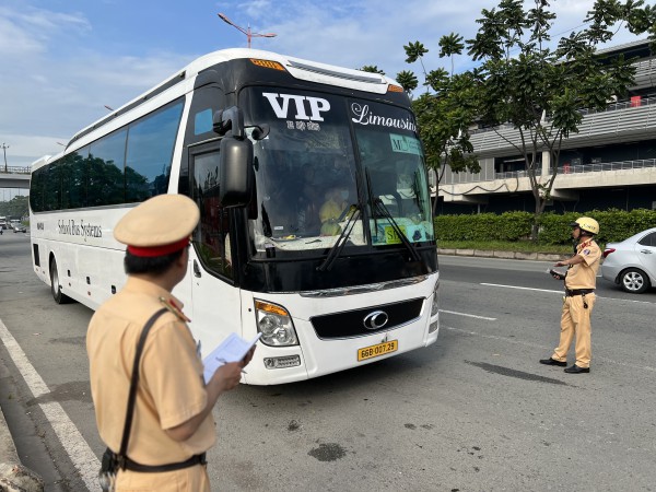 Theo chân các tổ tuần tra Công an TPHCM, xử lý vi phạm giao thông trên Quốc lộ 1