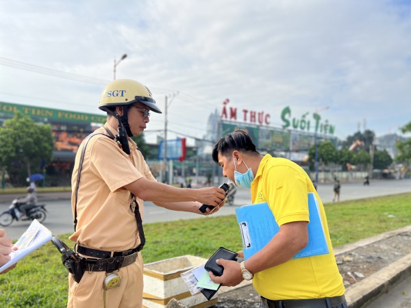 Theo chân các tổ tuần tra Công an TPHCM, xử lý vi phạm giao thông trên Quốc lộ 1