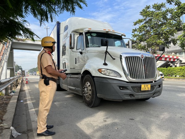 Theo chân các tổ tuần tra Công an TPHCM, xử lý vi phạm giao thông trên Quốc lộ 1