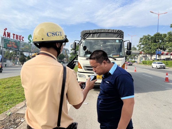 Theo chân các tổ tuần tra Công an TPHCM, xử lý vi phạm giao thông trên Quốc lộ 1