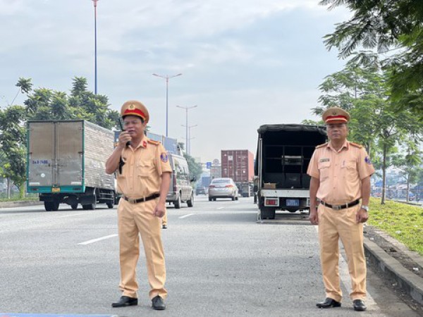 Theo chân các tổ tuần tra Công an TPHCM, xử lý vi phạm giao thông trên Quốc lộ 1