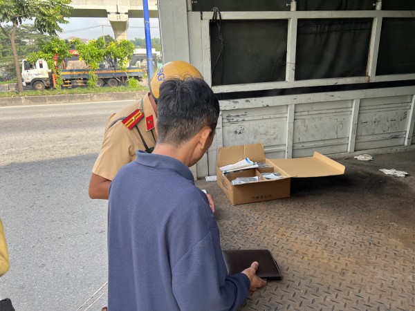 Theo chân các tổ tuần tra Công an TPHCM, xử lý vi phạm giao thông trên Quốc lộ 1