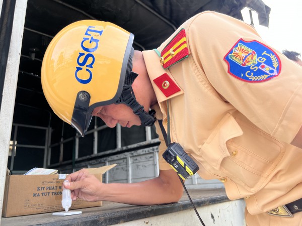 Theo chân các tổ tuần tra Công an TPHCM, xử lý vi phạm giao thông trên Quốc lộ 1