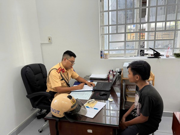 Thiếu niên điều khiển xe máy ‘bốc đầu’ trên đường bị phạt nặng, tịch thu phương tiện Thiếu niên điều khiển xe máy ‘bốc đầu’ trên đường bị phạt nặng, tịch thu phương tiện