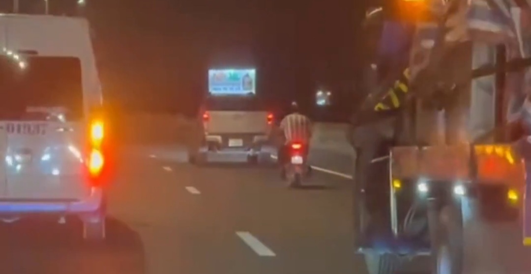 Thót tim nhìn người đàn ông lạng lách xe máy cản đầu ô tô trên cao tốc