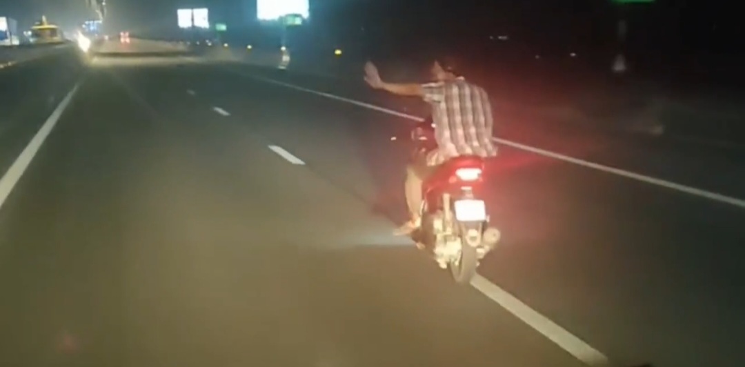 Thót tim nhìn người đàn ông lạng lách xe máy cản đầu ô tô trên cao tốc