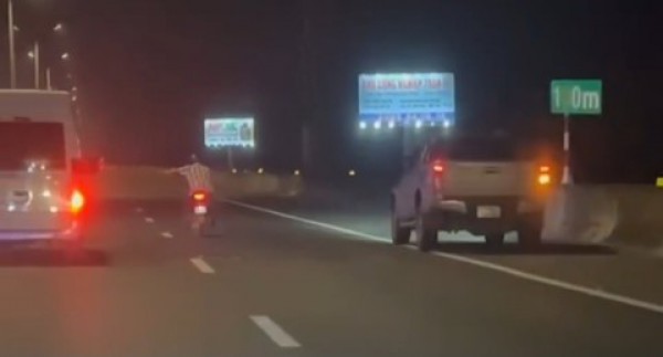 Thót tim nhìn người đàn ông lạng lách xe máy cản đầu ô tô trên cao tốc