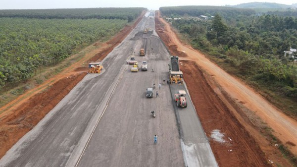 Thủ tướng yêu cầu gỡ vướng vật liệu đất đắp cao tốc Phan Thiết - Dầu Giây