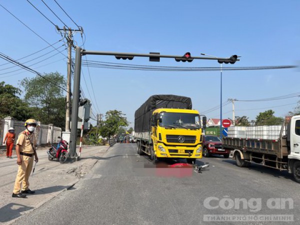 Thương tâm bé gái lớp 7 bị xe tải tông tử vong trên đường đi học về