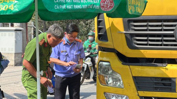 Thương tâm bé gái lớp 7 bị xe tải tông tử vong trên đường đi học về