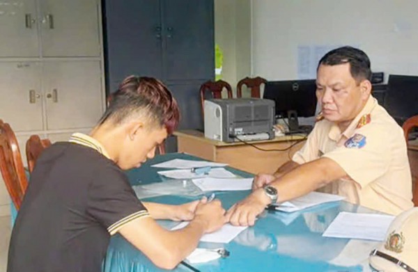 Tịch thu phương tiện người dùng chân điều khiển xe máy, tay sử dụng ĐTDĐ