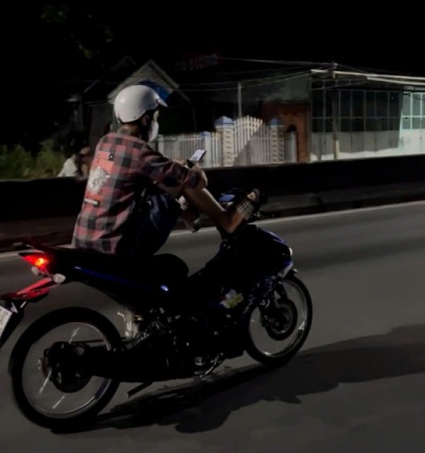 Tịch thu phương tiện người dùng chân điều khiển xe máy, tay sử dụng ĐTDĐ