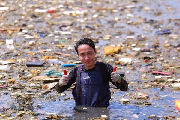 Tiền Giang: Nhóm bạn trẻ Khát Vọng Xanh chung tay làm sạch đê biển Tân