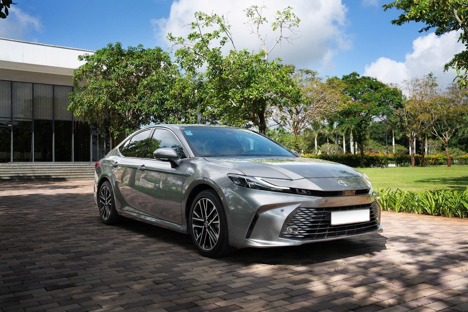 Toyota giảm giá loạt xe hybrid tại Việt Nam