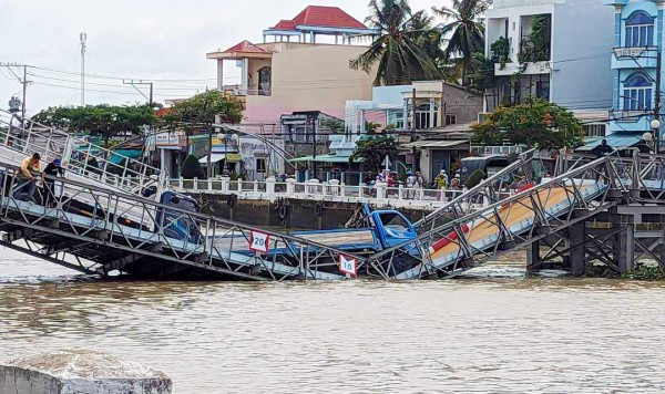 Trà Vinh: Hy hữu dùng 2 ô tô thử tải cầu tạm dẫn đến cầu sập, xe suýt rớt sông