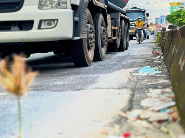 Trên con đường “đau khổ” ở Khu Nam TPHCM: Mòn mỏi chờ sửa đường (bài 2)