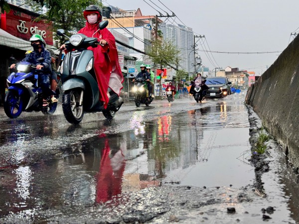 Trên con đường “đau khổ” ở Khu Nam TPHCM: Mòn mỏi chờ sửa đường (bài 2)