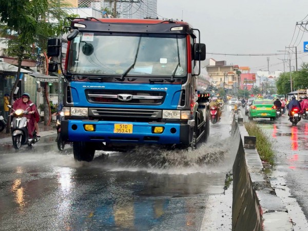 Trên con đường “đau khổ” ở Khu Nam TPHCM: Mòn mỏi chờ sửa đường (bài 2)