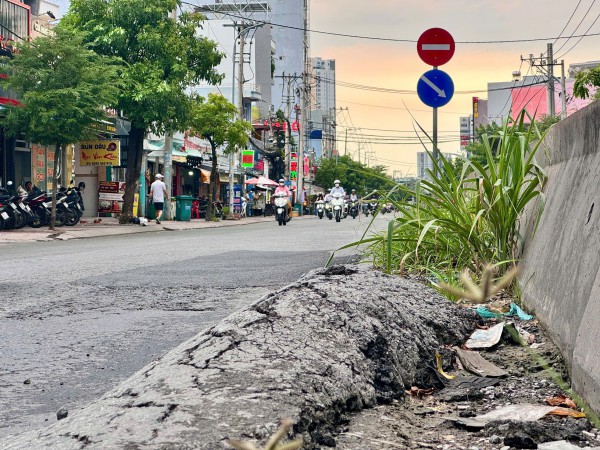 Trên con đường “đau khổ” ở Khu Nam TPHCM: Mòn mỏi chờ sửa đường (bài 2)