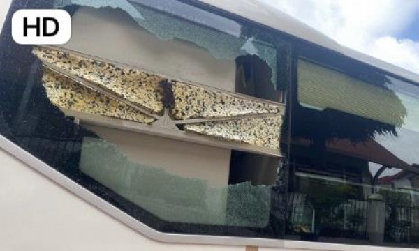 Truy bắt nhanh nhóm thanh niên say rượu ném đá vỡ kính nhiều xe khách