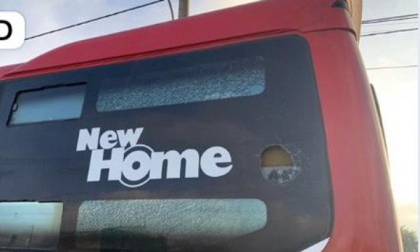 Truy bắt nhanh nhóm thanh niên say rượu ném đá vỡ kính nhiều xe khách