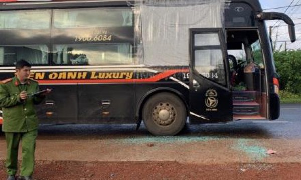 Truy bắt nhanh nhóm thanh niên say rượu ném đá vỡ kính nhiều xe khách
