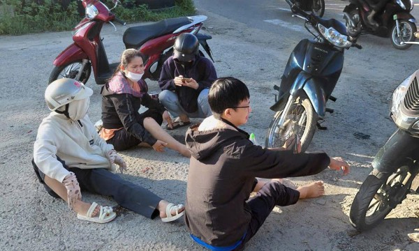 Truy tìm ô tô chở cát rơi vãi trên đường khiến nhiều người té ngã