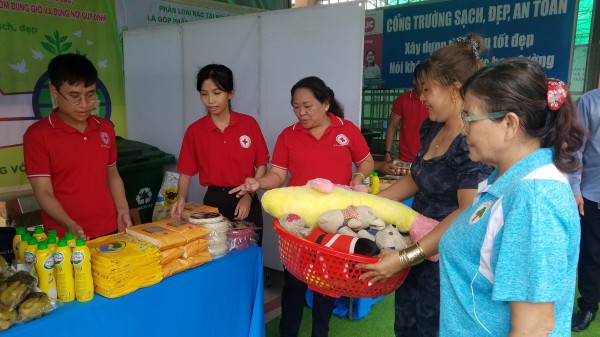 Tuần lễ cao điểm thu gom chất thải nguy hại: Người dân TP.HCM đổi rác nhận quà