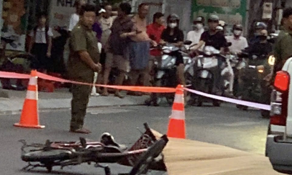 Va chạm giữa xe tải và xe đạp điện khiến một phụ nữ tử vong thương tâm