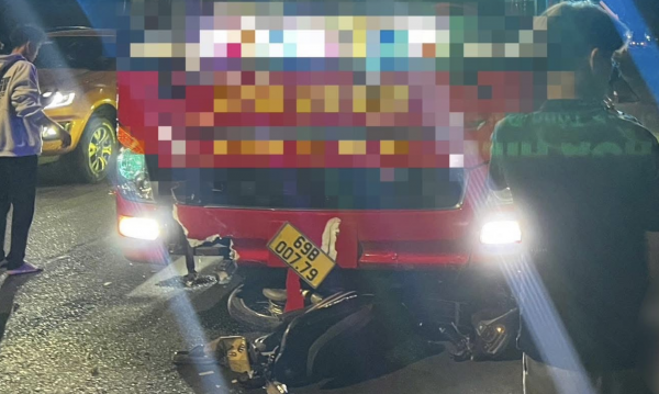 Va chạm với xe khách trên Quốc lộ 1 khiến hai người đi xe máy tử vong Va chạm với xe khách trên Quốc lộ 1 khiến hai người đi xe máy tử vong