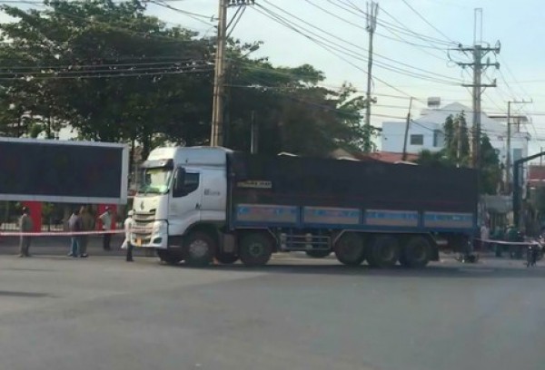 Va chạm với xe tải, người phụ nữ đi xe máy tử vong tại chỗ