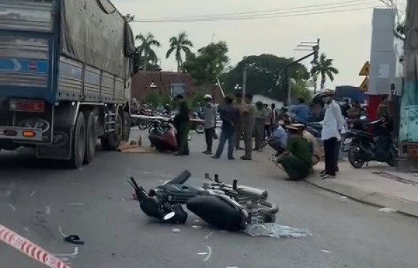 Va chạm với xe tải, người phụ nữ đi xe máy tử vong tại chỗ