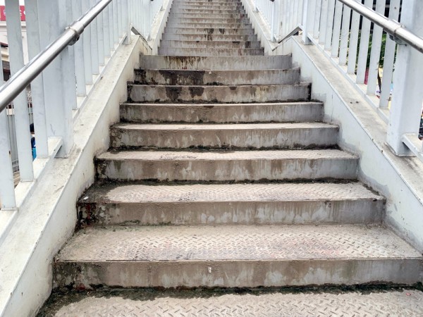 Vì sao người dân không mặn mà sử dụng cầu đi bộ?