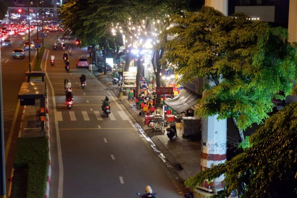 Vỉa hè đường Phạm Văn Đồng thành quán nhậu, bãi xe, ‘đẩy’ người đi bộ xuống lòng đường Vỉa hè đường Phạm Văn Đồng thành quán nhậu, bãi xe, ‘đẩy’ người đi bộ xuống lòng đường