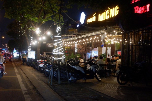 Vỉa hè đường Phạm Văn Đồng thành quán nhậu, bãi xe, ‘đẩy’ người đi bộ xuống lòng đường Vỉa hè đường Phạm Văn Đồng thành quán nhậu, bãi xe, ‘đẩy’ người đi bộ xuống lòng đường