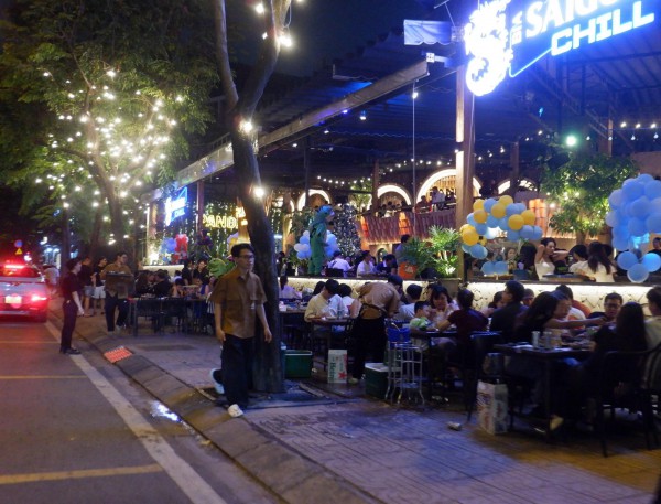 Vỉa hè đường Phạm Văn Đồng thành quán nhậu, bãi xe, ‘đẩy’ người đi bộ xuống lòng đường Vỉa hè đường Phạm Văn Đồng thành quán nhậu, bãi xe, ‘đẩy’ người đi bộ xuống lòng đường