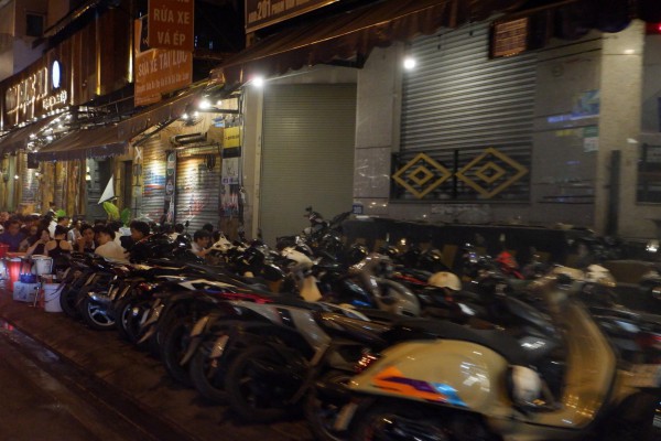 Vỉa hè đường Phạm Văn Đồng thành quán nhậu, bãi xe, ‘đẩy’ người đi bộ xuống lòng đường Vỉa hè đường Phạm Văn Đồng thành quán nhậu, bãi xe, ‘đẩy’ người đi bộ xuống lòng đường