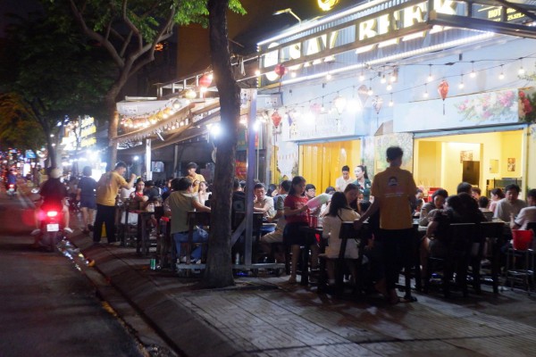 Vỉa hè đường Phạm Văn Đồng thành quán nhậu, bãi xe, ‘đẩy’ người đi bộ xuống lòng đường Vỉa hè đường Phạm Văn Đồng thành quán nhậu, bãi xe, ‘đẩy’ người đi bộ xuống lòng đường