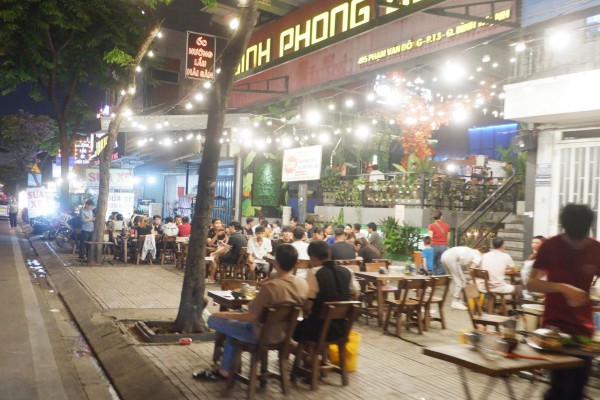 Vỉa hè đường Phạm Văn Đồng thành quán nhậu, bãi xe, ‘đẩy’ người đi bộ xuống lòng đường Vỉa hè đường Phạm Văn Đồng thành quán nhậu, bãi xe, ‘đẩy’ người đi bộ xuống lòng đường