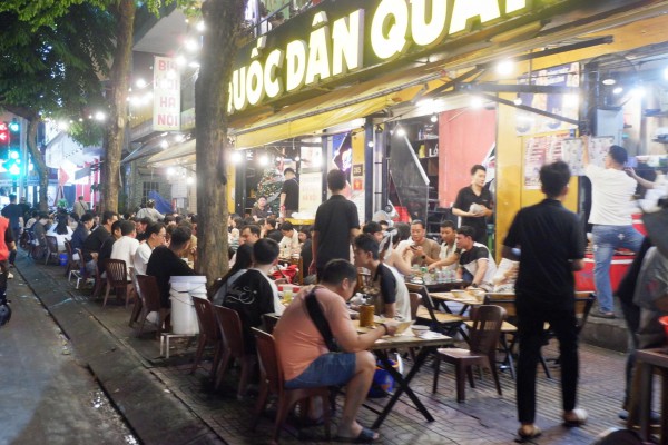 Vỉa hè đường Phạm Văn Đồng thành quán nhậu, bãi xe, ‘đẩy’ người đi bộ xuống lòng đường Vỉa hè đường Phạm Văn Đồng thành quán nhậu, bãi xe, ‘đẩy’ người đi bộ xuống lòng đường