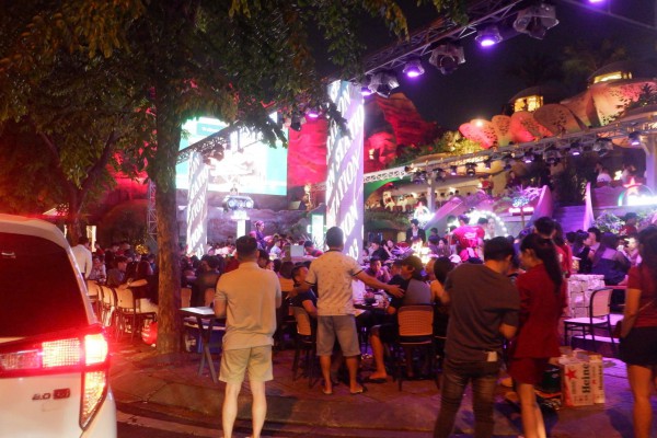 Vỉa hè đường Phạm Văn Đồng thành quán nhậu, bãi xe, ‘đẩy’ người đi bộ xuống lòng đường Vỉa hè đường Phạm Văn Đồng thành quán nhậu, bãi xe, ‘đẩy’ người đi bộ xuống lòng đường