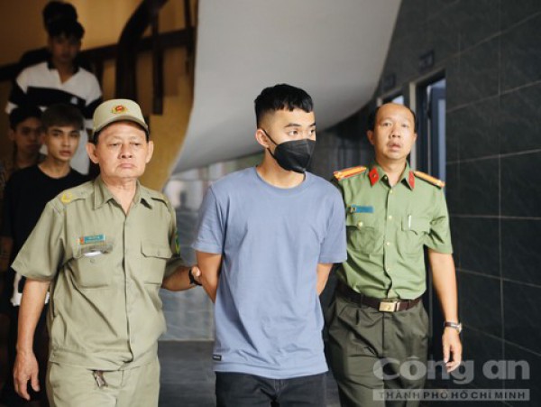 Vụ 40 ‘quái xế’ hẹn nhau đua xe trên cầu Sài Gòn: Tạm giữ hình sự 25 đối tượng Vụ 40 ‘quái xế’ hẹn nhau đua xe trên cầu Sài Gòn: Tạm giữ hình sự 25 đối tượng