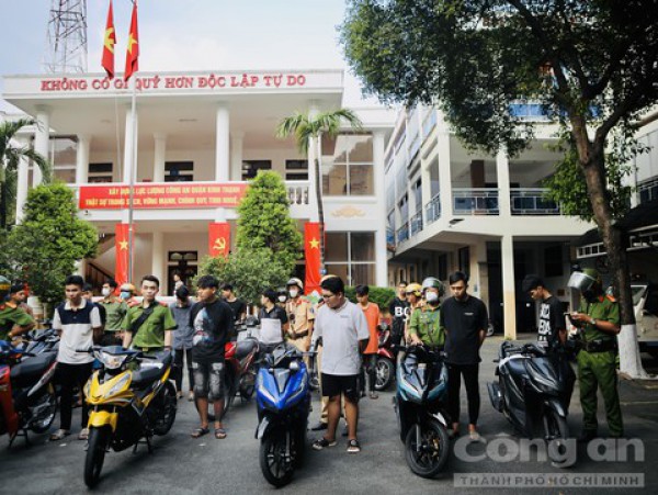 Vụ 40 ‘quái xế’ hẹn nhau đua xe trên cầu Sài Gòn: Tạm giữ hình sự 25 đối tượng Vụ 40 ‘quái xế’ hẹn nhau đua xe trên cầu Sài Gòn: Tạm giữ hình sự 25 đối tượng