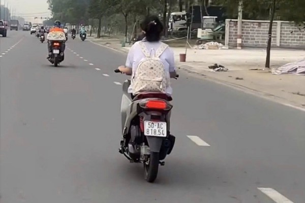 Vụ clip nữ sinh chạy xe máy không đội mũ bảo hiểm: CSGT xử phạt cả nữ sinh và cha