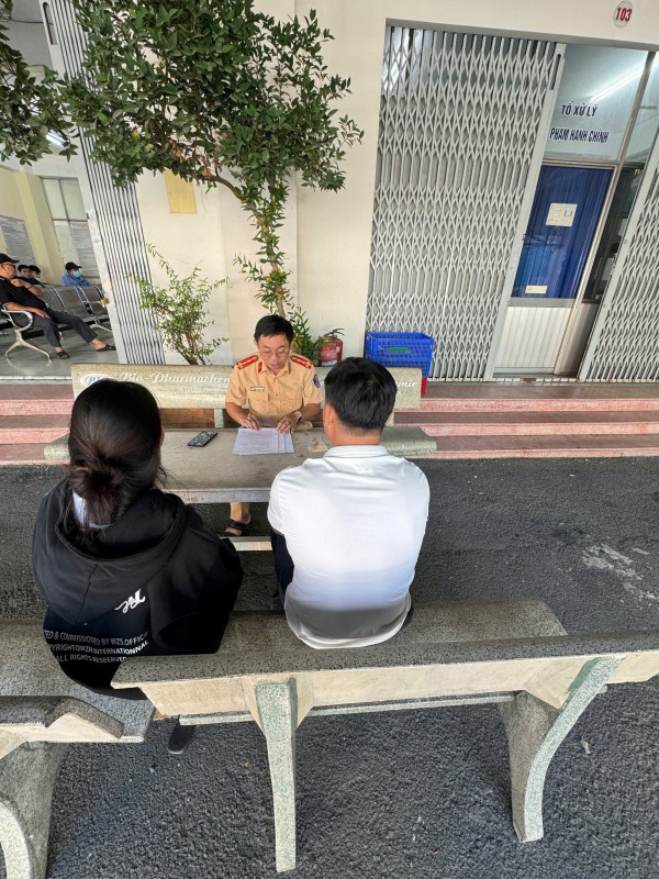 Vụ clip nữ sinh chạy xe máy không đội mũ bảo hiểm: CSGT xử phạt cả nữ sinh và cha