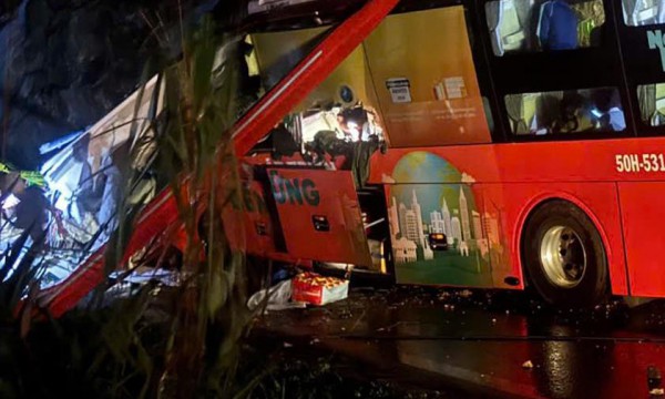 Vụ sạt lở tại đèo Khánh Lê khiến 6 người tử vong, 19 người bị thương: Tảng đá lớn rơi xuống trúng xe khách Vụ sạt lở tại đèo Khánh Lê khiến 6 người tử vong, 19 người bị thương: Tảng đá lớn rơi xuống trúng xe khách