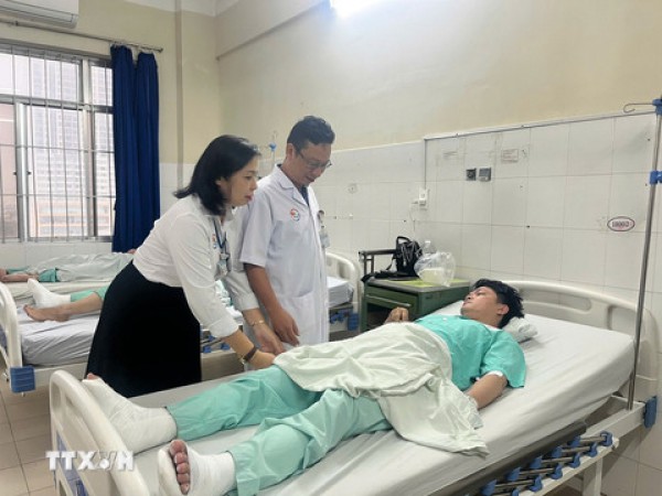 Vụ sạt lở tại đèo Khánh Lê khiến 6 người tử vong, 19 người bị thương: Tảng đá lớn rơi xuống trúng xe khách Vụ sạt lở tại đèo Khánh Lê khiến 6 người tử vong, 19 người bị thương: Tảng đá lớn rơi xuống trúng xe khách